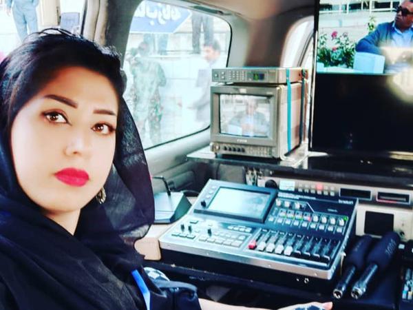 Zahra Furmoly in einem Übertragungswagen des afghanischen Fernsehens, das Bild stammt aus dem Jahr 2020.