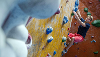 Zehnjährige Jungs haben Kraft ohne Ende - auch beim Bouldern.