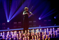 Lindsey Stirling begleitete die Schweigeminute für die Opfer der Germanwings-Katastrophe musikalisch.