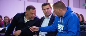 Im Prinzip einig. Pal Dardai (l.) und Andreas „Zecke“ Neuendort (mit Sportdirektor Benjamin Weber in ihrer Mitte) haben sich zuletzt sehr kritisch über die eigene Mannschaft gehäußert.