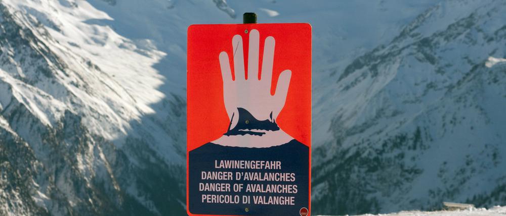 Ein Lawinen-Warnschild in den Alpen (Symbolbild).