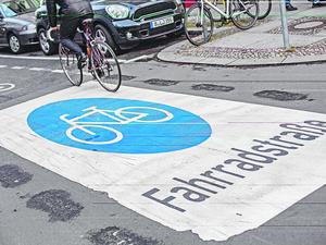 Zeichen auf dem Asphalt für eine Fahrradstraße. 