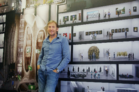 Jochen Zeitz, im Hintergrund ein Entwurf des Zeitz Museum for Contemporary Art Africa (MOCAA), das 2017 in Kapstadt eröffnen soll.