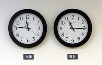 Die linke Uhr zeigt die Zeitzone von Seoul, die rechte die alte Zeitzone von Pjönjang im Friedenshaus an der Grenze.