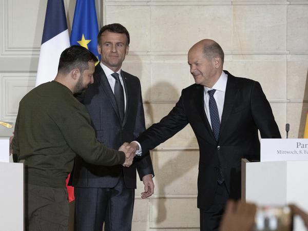 Selenskyj und Scholz bei einem Treffen mit Frankreichs Präsident Macron am 8. Februar in Paris.