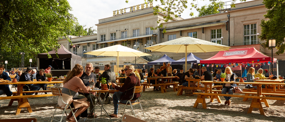 Der Biergarten Zenner in Berlin-Treptow im Sommer.