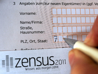 Ein Stapel mit Fragebögen zum Zensus 2011 in Berlin und Brandenburg