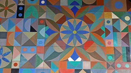 Das farbige, gemalte Mosaik an der Wand der Zentral-Apotheke. 