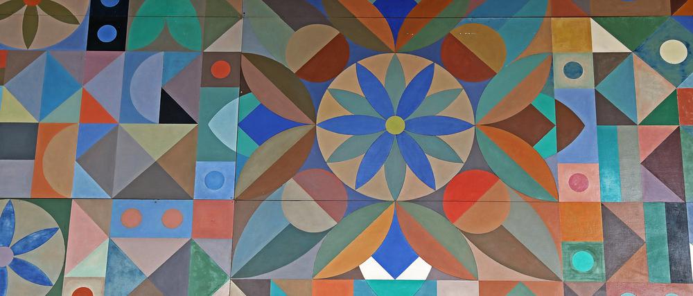 Das farbige, gemalte Mosaik an der Wand der Zentral-Apotheke. 