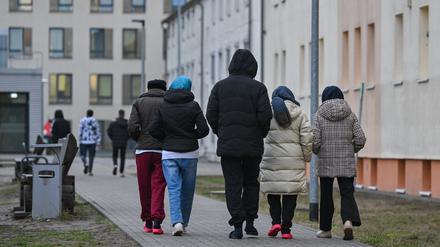 Migranten gehen über das Gelände der Zentralen Erstaufnahmeeinrichtung für Asylbewerber (ZABH) des Landes Brandenburg in Eisenhüttenstadt. 