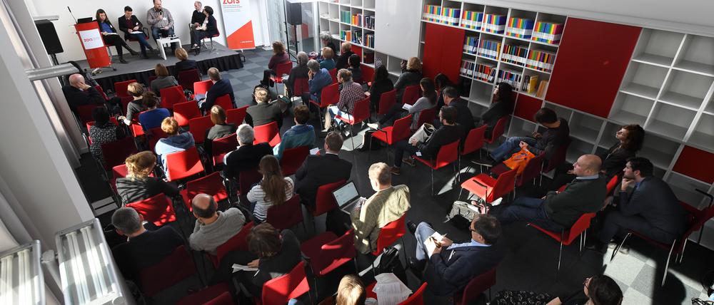 Zentrum für Osteuropa- und internationale Studien in Berlin bietet viele Veranstaltungen an, um Forschungsprojekte zu Gesellschaft und Politik der breiten Öffentlichkeit .