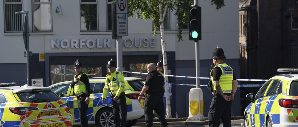 Polizisten blockieren eine Straße. Wegen eines „schwerwiegenden Vorfalls“ hat die Polizei mehrere Straßen in Nottingham gesperrt.