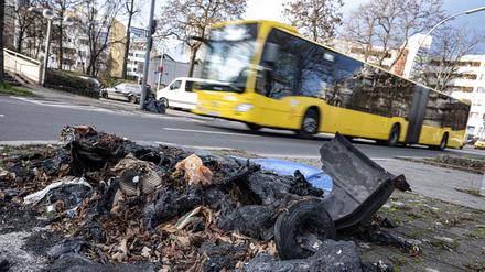 Eine geschmolzene Mülltonne liegt nach Krawallen in der Silvesternacht auf einem Bürgersteig im Berliner Bezirk Neukölln.