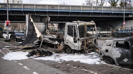 Ein ausgebrannter Lastkraftwagen steht nach Krawallen in der Silvesternacht in einer Straße im Berliner Bezirk Neukölln