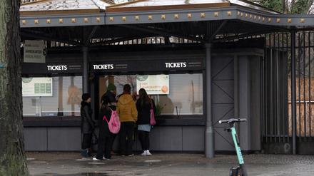 ARCHIV - 24.12.2022, Berlin: Besucher stehen an einer Kasse des Zoos.    (zu dpa «Manche Tageskarten für Zoo und Tierpark werden teurer») Foto: Paul Zinken/dpa +++ dpa-Bildfunk +++