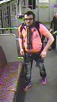 Handyraub in der U-Bahn: Polizei sucht diesen Mann.