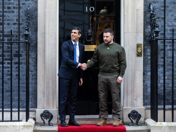 Der britsiche Premier Sunak und der ukrainische Präsident Selenksyj vor 10 Downing Street.