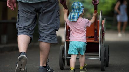Ein Mann geht mit seinem Sohn spazieren. Alleinerziehende haben einer Studie zufolge im Vergleich zu anderen Bevölkerungsgruppen ein eher geringes subjektives Wohlbefinden.