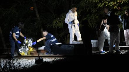 10.09.2023, Spanien, Montmeló: Rettungskräfte arbeiten an der Unglücksstelle wo eine Gruppe vom Menschen von einem Vorortzug erfasst. Vier Menschen sind dabei in der Nähe von Barcelona ums Leben gekommen. 