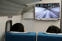 Im Inneren des Zuges kann der Weltrekord auf einem Bildschirm mitverfolgt werden: 603 Stundenkilometer.