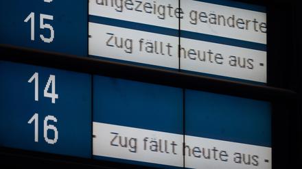 Baden-Württemberg, Stuttgart: Eine Anzeige weist im Hauptbahnhof auf Zugausfälle hin.