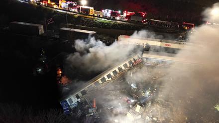 Rauch steigt auf, während Feuerwehrleute und Rettungskräfte nach einem Zusammenstoß zweier Züge in der Nähe von Larisa im Einsatz sind.