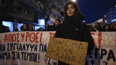 Eine Frau hält ein Plakat mit der Aufschrift «Ruf mich an, wenn du ankommst» während einer Demonstration.