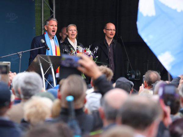 Bjoern Hoecke, Alice Weidel und Stefan Moeller singen auf der Kundgebung in Erfurt die Nationalhymne.