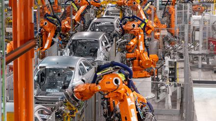 Roboter von ABB arbeiten an der Karosserie von verschiedenen Automodellen (Symbolfoto).