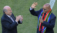 Präsident Zuma besuchte am Sonntag ein Flüchtlingslager in der Nähe von Durban - und überreichte einen Scheck von umgerechnet 3800 Euro