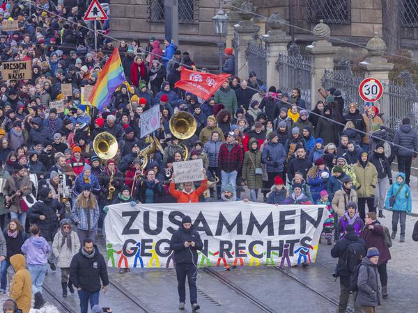 In Dresden gingen am 21. Januar 2024 zahlreiche Demonstranten unter dem Motto „Zusammen gegen Rechts“ auf die Straße.