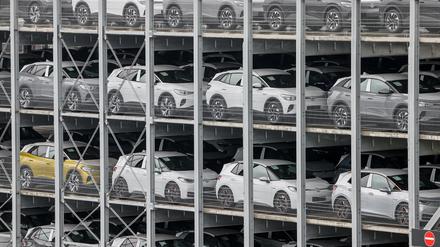 VW-Neuwagen des Typs ID.3 und ID.4 stehen in einem Parkhaus auf dem Werksgelände. 