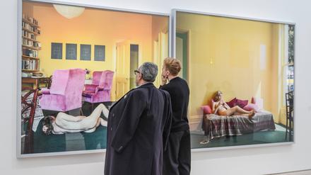 Zwei Besucher betrachten in der Fondation Beyeler die beiden großformatigen Inkjet-Prints “Summer Afternoons“.
