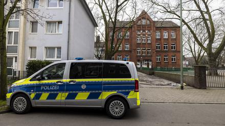 Ein Fahrzeug der Polizei steht vor der etwa 300 Meter vom Tatort entfernt gelegenen Schule, in die die Kinder nach dem Angriff geflüchtet waren. 