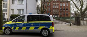 Ein Fahrzeug der Polizei steht vor der etwa 300 Meter vom Tatort entfernt gelegenen Schule, in die die Kinder nach dem Angriff geflüchtet waren. 