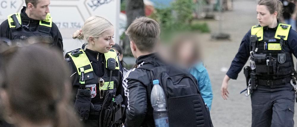 Polizisten geleiten Kinder von einer Schule in Neukölln weg. Zwei Schulkinder sind am Mittwoch in einer Schule in Berlin-Neukölln vermutlich von einem Mann verletzt worden.