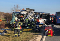 Zusammenstoß von zwei Bussen: Rettungskräfte arbeiten an der Unfallstelle.