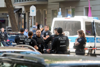 Polizisten sichern während eines Einsatzes den Adenauerplatz ab. Zwei Männer sind schwer verletzt.
