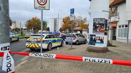 Im Stadteil Oggersheim ist eine Straße abgesperrt. Bei einem Messerangriff sind dort zwei Menschen getötet und ein weiterer schwer verletzt worden. 