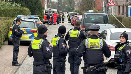 Zwei Menschen sind in Hamburg-Billstedt tödlich verletzt aufgefunden worden.