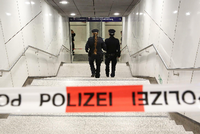 Einsatzkräfte der Polizei sichern den Zugang zur S-Bahnhaltestelle Jungfernstieg in der Innenstadt von Hamburg.