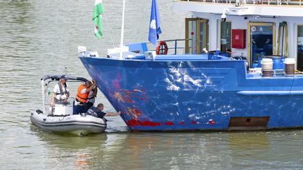 Polizeiermittler untersuchen den Bug eines Flusskreuzfahrtschiffes nach einem Zwischenfall. Bei einer mutmaßlichen Schiffskollision auf der Donau nördlich von Budapest sind am Samstagabend mindestens zwei Menschen ums Leben gekommen.