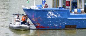 Polizeiermittler untersuchen den Bug eines Flusskreuzfahrtschiffes nach einem Zwischenfall. Bei einer mutmaßlichen Schiffskollision auf der Donau nördlich von Budapest sind am Samstagabend mindestens zwei Menschen ums Leben gekommen.