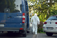 Polizisten der Spurensicherung gehen in Saarbrücken zu dem Haus, in dem ein Mann am Samstag zwei Männer erschossen hatte.