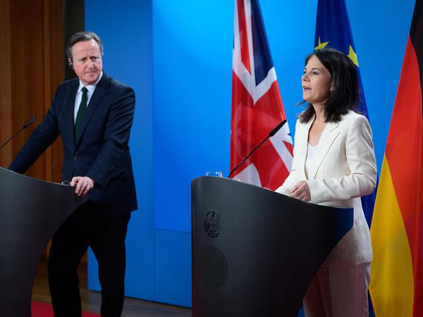 Der britische Außenminister David Cameron und Bundesaußenministerin Annalena Baerbock Anfang März bei einer Pressekonferenz im Auswärtigen Amt.