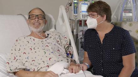 Auf diesem von der University of Maryland School of Medicine zur Verfügung gestellten Foto liegt Lawrence Faucette im Bett neben seiner Frau Ann im Krankenhaus der Schule in Baltimore, MdL, bevor er ein Schweineherz transplantiert bekommt. 