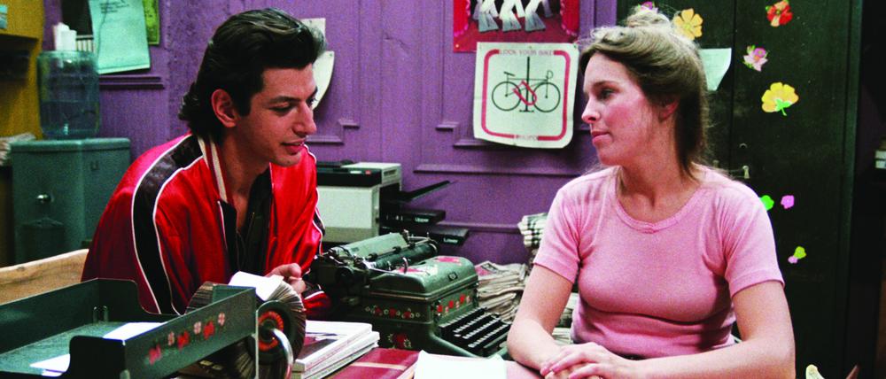 Jeff Goldblum und Lindsay Crouse im Journalismusfilm „Zwischen den Zeilen“ von 1977.