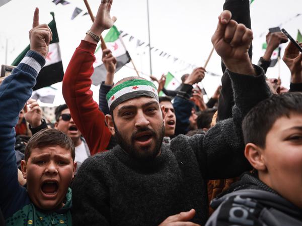2023, Damaskus: Syrische Demonstranten nehmen an einer Demonstration gegen das syrische Regime anlässlich des 12. Jahrestages der syrischen Revolution teil. Am 15. März 2011 war es in Syrien im Zuge der arabischen Aufstände erstmals zu Protesten gegen die Führung unter Machthaber Al-Assad gekommen, woraus sich ein bis heute anhaltender Bürgerkrieg entwickelte.