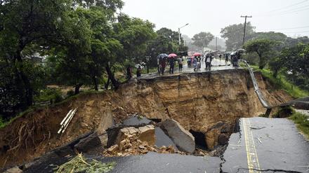 Eine Straße, die die beiden Städte Blantyre und Lilongwe in Malawi verbindet, ist nach den schweren Regenfällen des tropischen Wirbelsturms „Freddy“ eingebrochen.