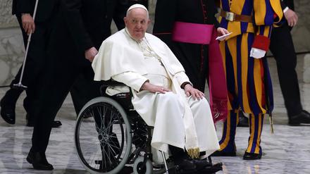 ARCHIV - 15.02.2023, Vatikan, Vatikanstadt: Papst Franziskus wird in einem Rollstuhl zu seiner wöchentlichen Generalaudienz geschoben. Papst Franziskus wurde am 13. März 2013 zum Papst gewählt. Foto: Evandro Inetti/ZUMA Press Wire/dpa +++ dpa-Bildfunk +++